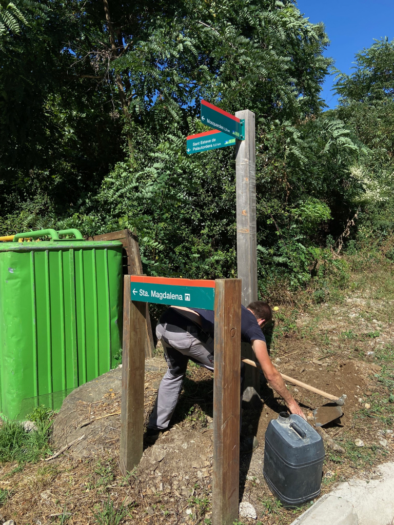 Foto: Tourdera. Installation eines neuen Banners in Fogars de Montclús.