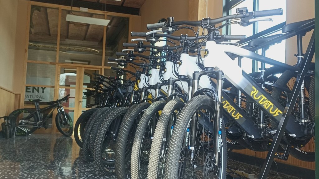 Foto: Rutatur. Fahrradverleih am Bahnhof von Santa Maria de Palautordera.