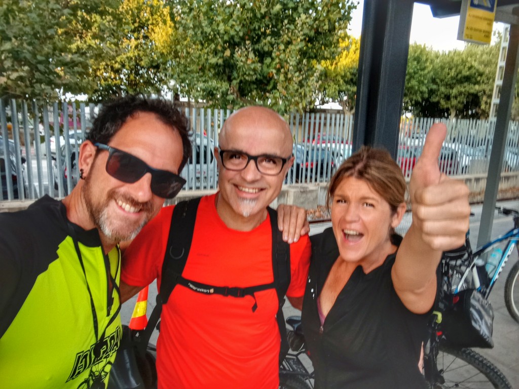 Foto: Vadebici. Teilnehmer der Nacht-Radtour am Bahnhof.