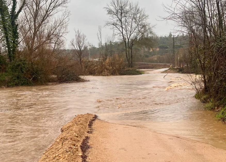 Foto: Ajuntament de Massanes. Imagen de la pasarela sobre la riera de Santa Coloma durante el temporal Harry de enero de 2026.