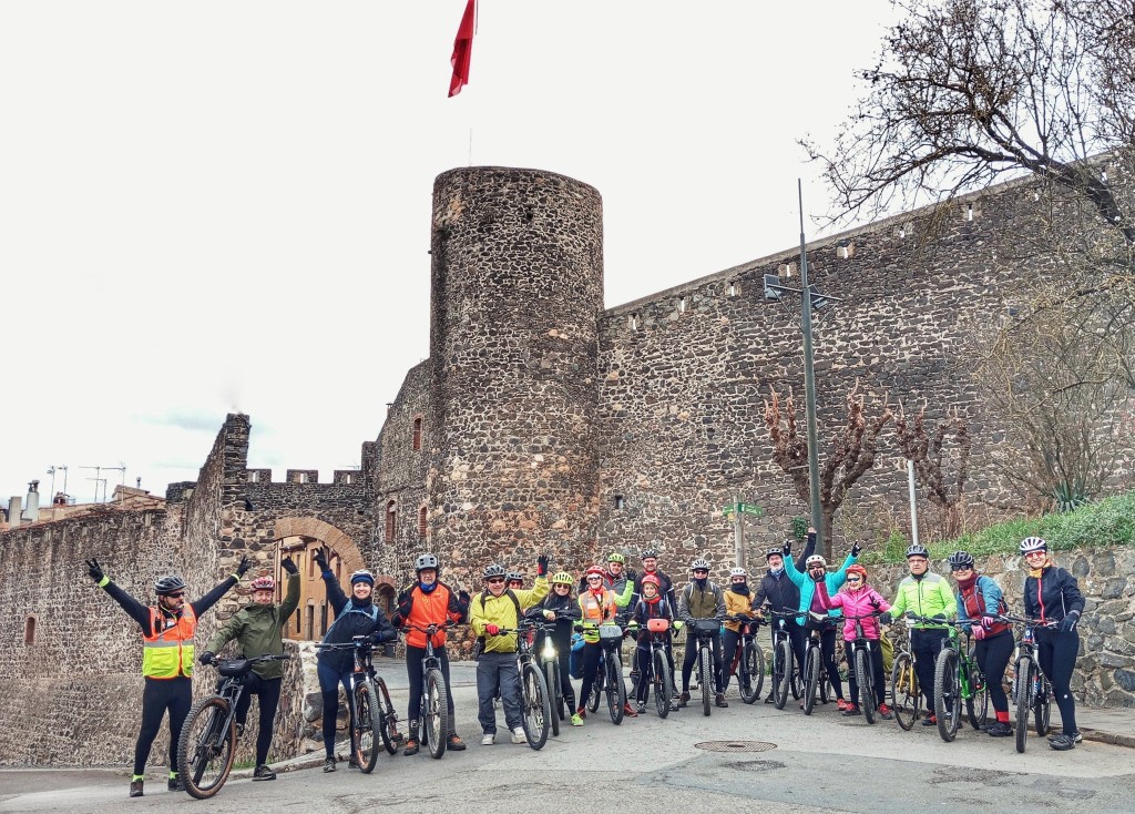 Foto: Va de Bici. Imatge del grup a Hostalric.
