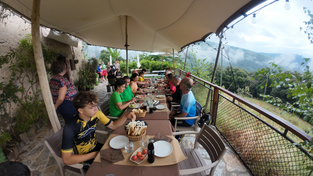 Foto: DegustaciÃ³ a la Formatgeria del Montseny durant l'activitat La Cabronada 2024.