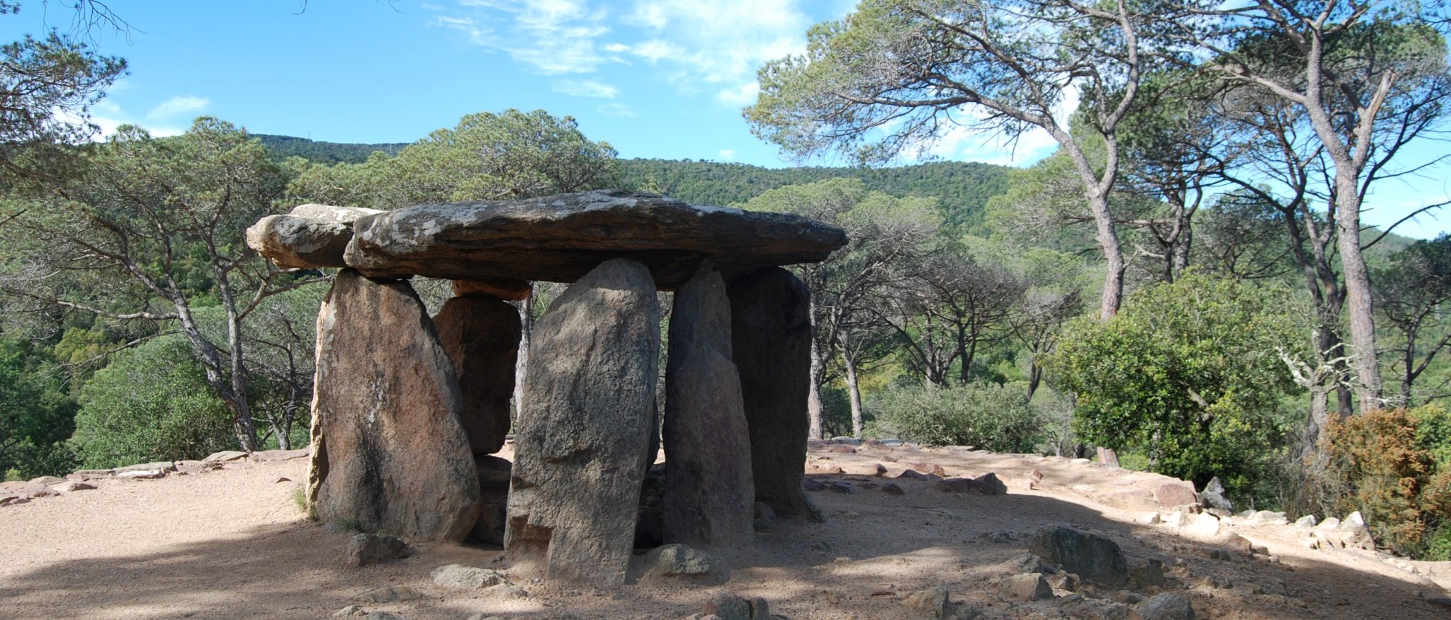 Foto: Tourdera. Dolmen de Pedra Gentil de Vallgorguina.