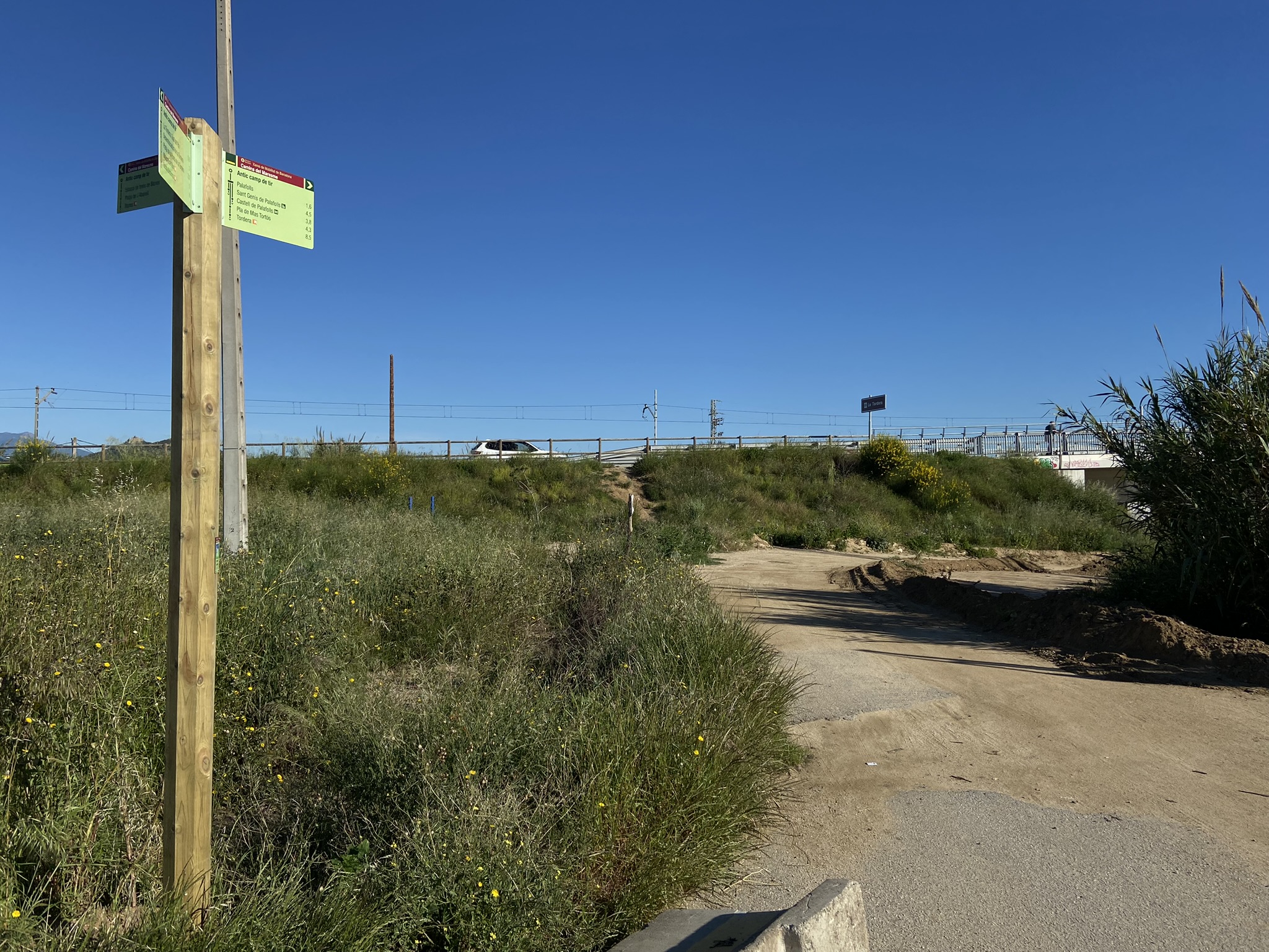 Foto: Tourdera. Erneuerter Beschilderungsträger im Bereich der Eisenbahnbrücken und der Straße nach Blanes, wo die Verbindung zwischen Malgrat de Mar und Blanes verbessert wird.