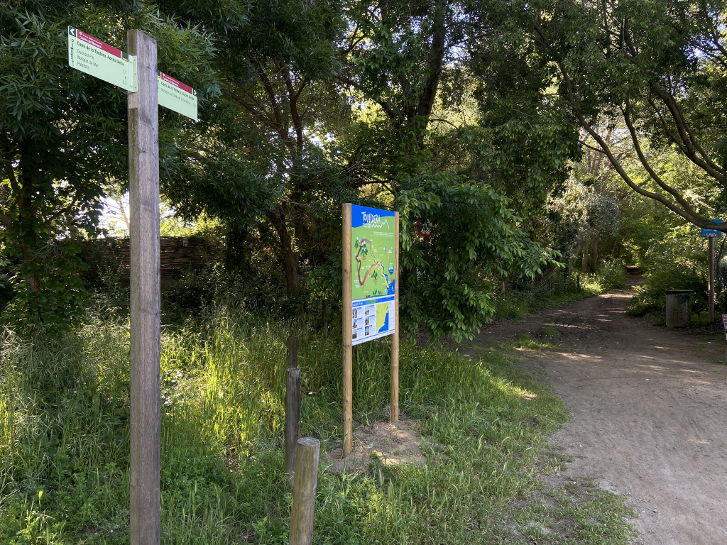 Foto: Tourdera. PlafÃ³ de la ruta a l'inici del camÃ­ que porta a la Desembocadura de la Tourdera a Malgrat de Mar.