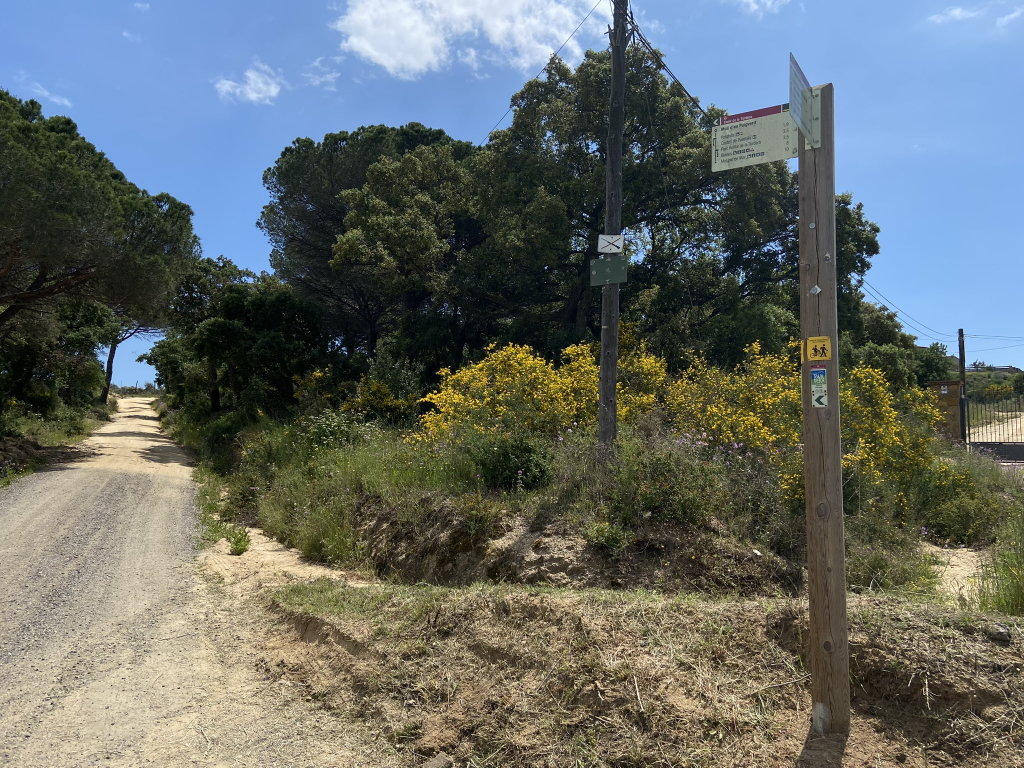 Foto: Tourdera. Suport de senyalitzaciÃ³ a la modificaciÃ³ de traÃ§at realitzada a Palafolls.