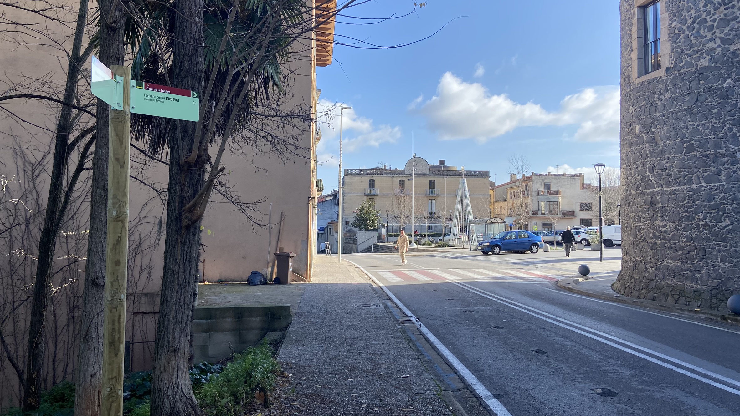 Foto: Tourdera. Beschilderung zwischen dem Bahnhof Hostalric und Plaça dels Bous.
