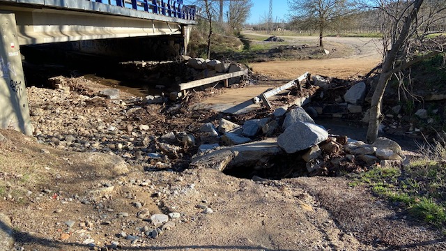 Photo: Tourdera. Damaged access to the footbridge over the Fuirosos stream.