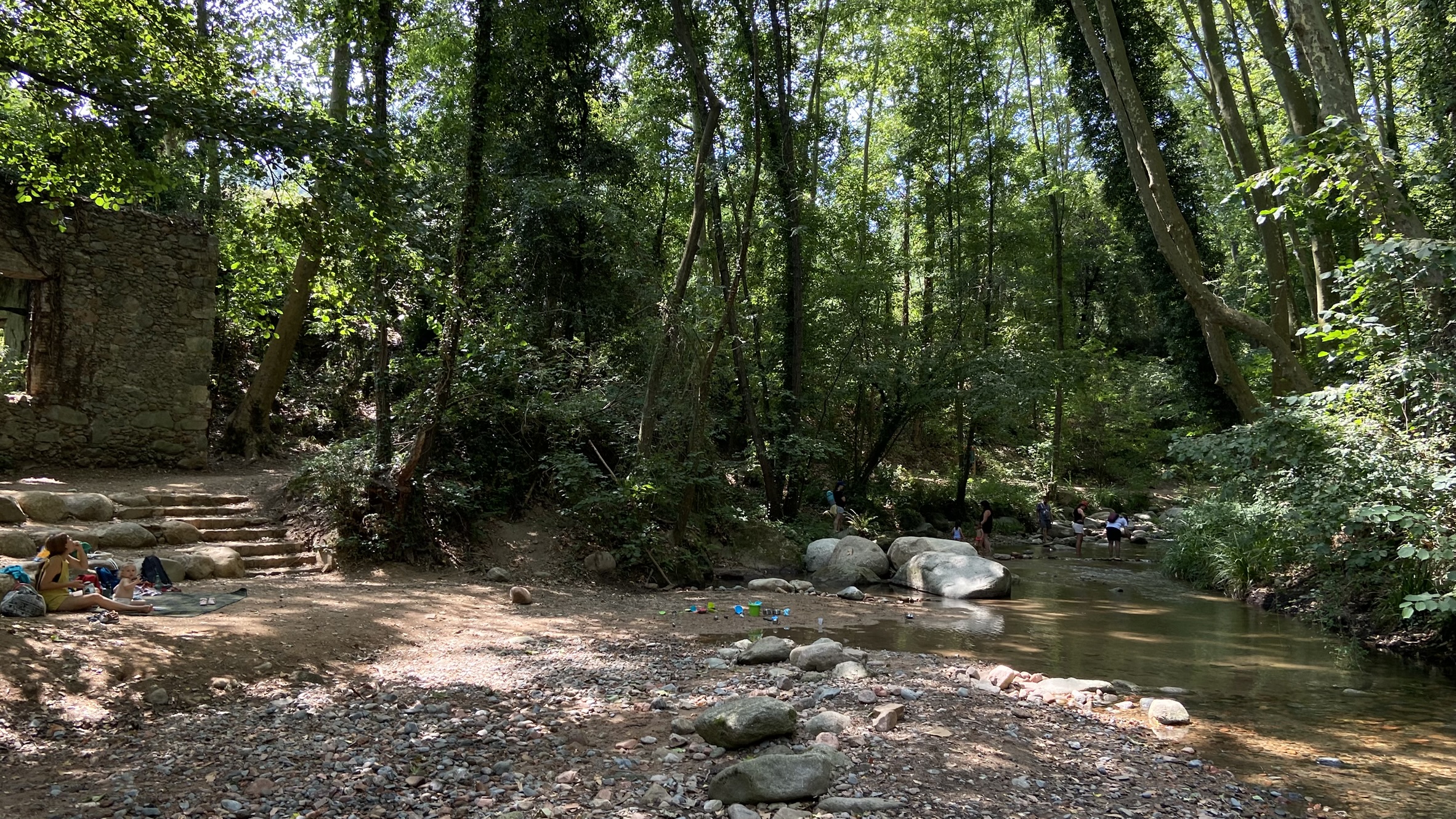 Foto: Tourdera. Zona de bany habilitada al passeig per la riera d'Arbúcies