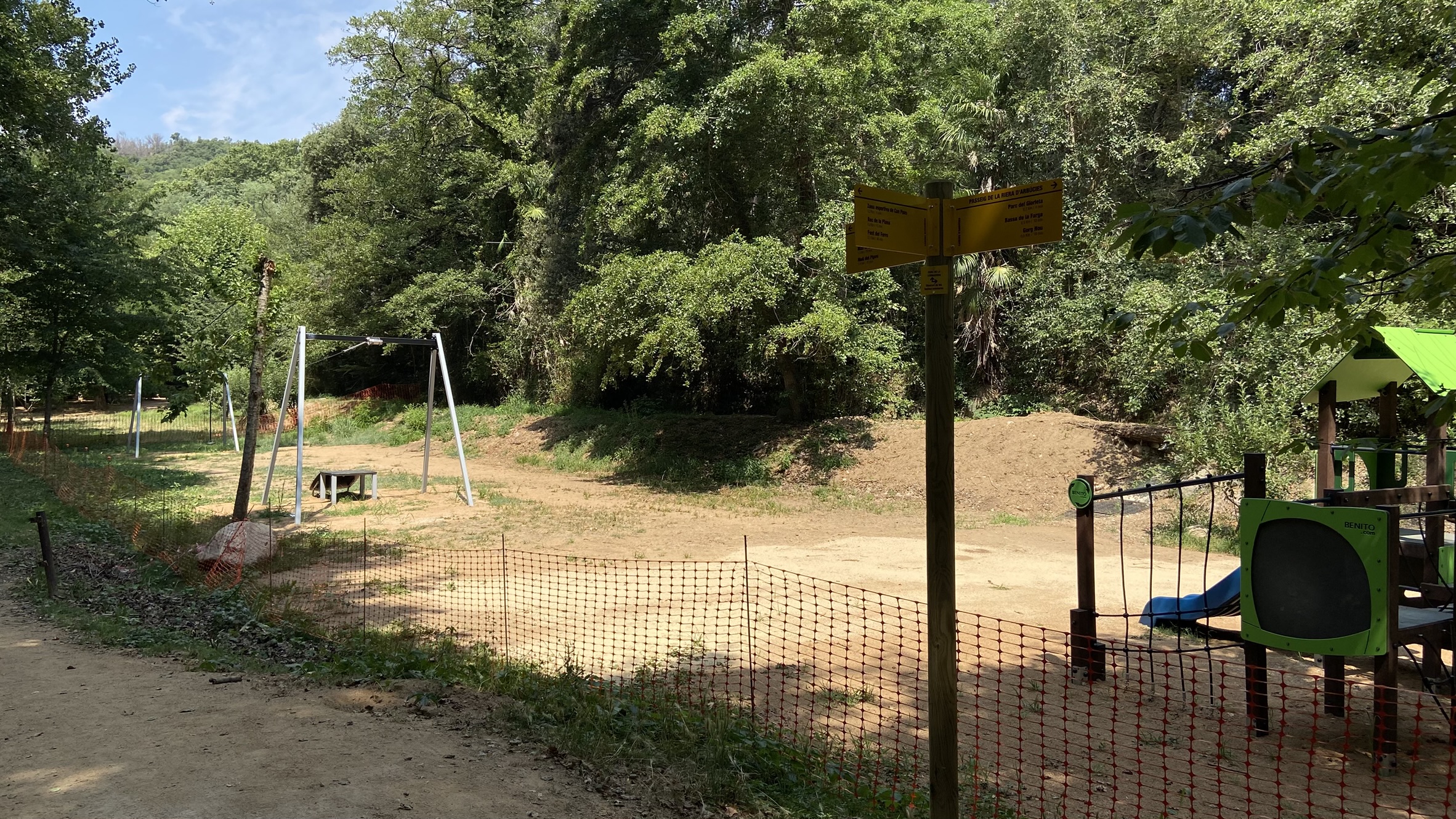 Foto: Tourdera. Zona de jocs infantils al passeig per la riera d'Arbúcies