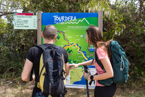 Foto: Jordi Rierola. Usuaris de la ruta al plafó de la desembocadura a Blanes.
