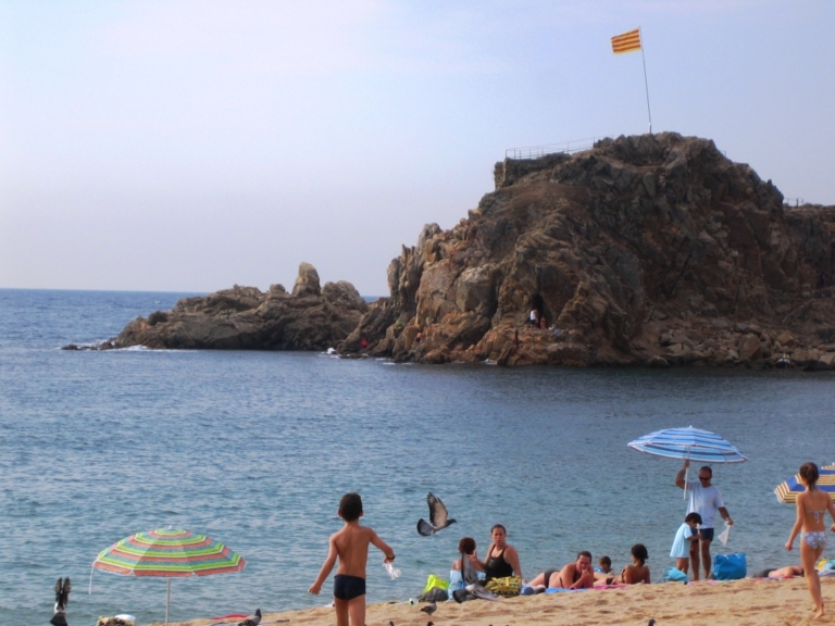 Foto: Tourdera. Platja de Blanes amb Sa Palomera al fons.