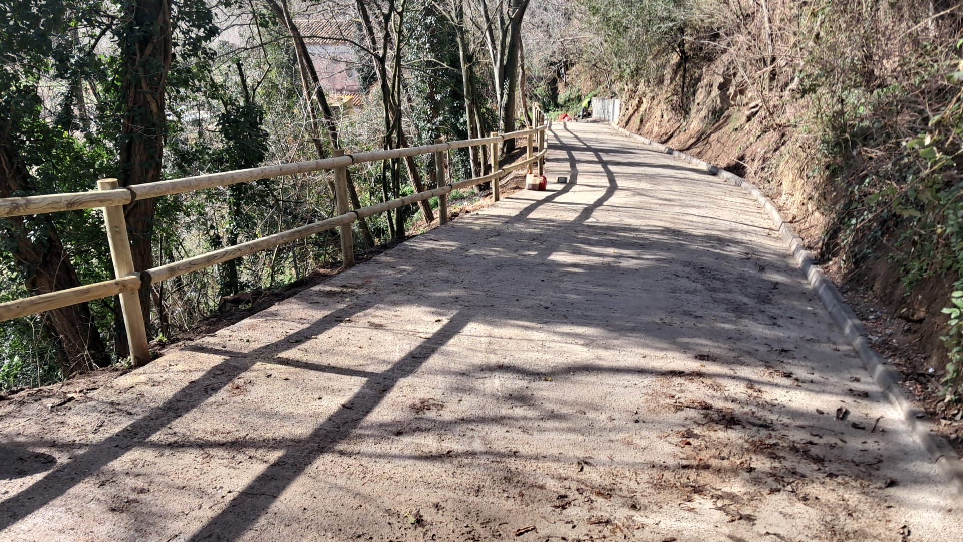 Foto: Consell Comarcal de la Selva. Verbesserung des Untergrunds und der Sicherheit am Camí del Molí in Hostalric.