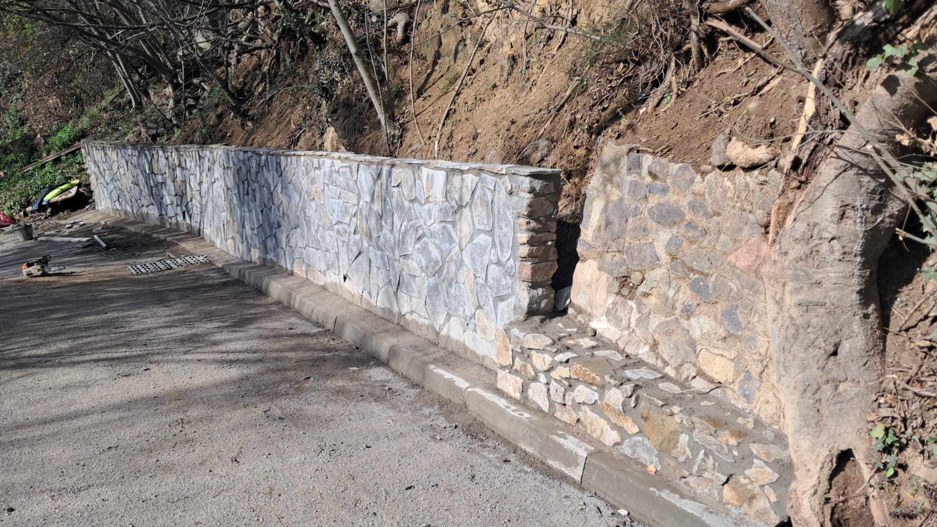 Foto: Consell Comarcal de la Selva. Verbesserung des Untergrunds und der Sicherheit am Camí del Molí in Hostalric.